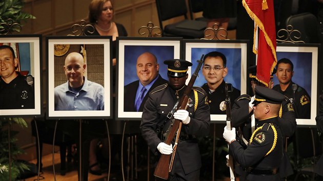 Fotografie zabitch policist z Dallasu (12. ervenec 2016)