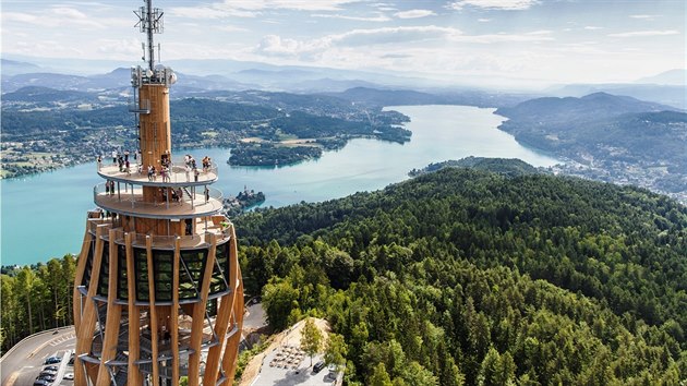 Na kopci nad Wrthersee, nejvtm z jezer v jihorakouskch Korutanech, se ty nejvy devn rozhledna svta.