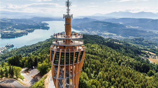 Na kopci nad Wörthersee, největším z jezer v jihorakouských Korutanech, se tyčí nejvyšší dřevěná rozhledna světa.