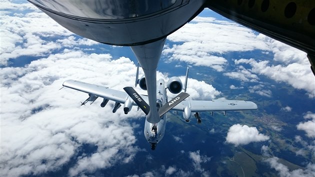 Bitevn�k A-10 Thunderbolt americk� N�rodn� gardy dopl�uje palivo za letu nad �eskem z l�taj�c�ho tankeru KC-135