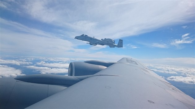 Bitevn�k A-10 Thunderbolt americk� N�rodn� gardy b�hem cvi�en� �Avenger CAS�