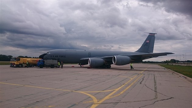 Ltajc tanker KC-135 Stratotanker na pardubickm letiti