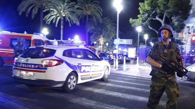 Nákladní auto vjelo večer do davu lidí oslavujících státní svátek ve francouzském městě Nice. Podle francouzských médií je na místě minimálně třicet mrtvých a sto zraněných. Na snímku jsou hlídkující francouzští policisté (15. července 2016)