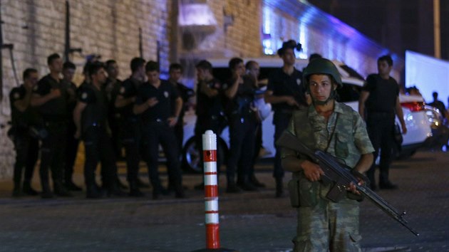 Turet vojci pobl nmst Taksim v Instanbulu. (15. ervence 2016)