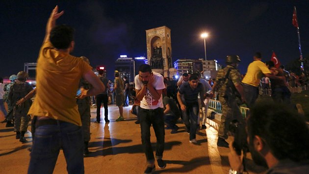 Pznivci prezidenta Erdogana se seli jet bhem noci na nmst Taksim. (16. ervence 2016)