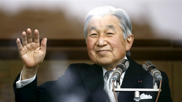 Japonsk csa Akihito mv svm pznivcm, kte se shromdili ped jeho tokijskm sdlem v den csaovch 82. narozenin. (23. prosince 2015)