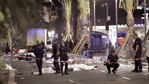 Policejn vyetovatel ohledvaj msto teroristickho toku v Nice. V pozad je vidt bl nkladn automobil, kter tonk pouil. (15. ervence 2016).