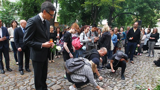 Lid pichzeli k budov francouzsk ambasdy v Praze, aby kvtinou i zaplenm svky uctili pamtku obt teroristickho toku v Nice. Na snmku vlevo je francouzsk velvyslanec v R Jean Pierre Asvazadourian. (15. ervence 2016)