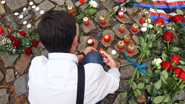 Lid pichzeli k budov francouzsk ambasdy v Praze, aby kvtinou i zaplenm svky uctili pamtku obt teroristickho toku v Nice. (15. ervence 2016)