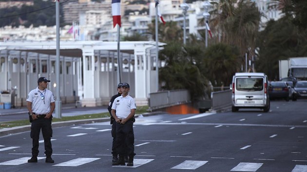 Posílené policejní hlídky u místa tragédie v Nice (15. července 2016)