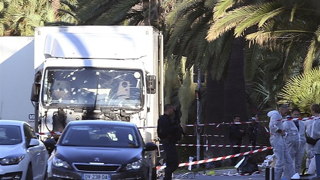 Policisté střeží nákladní vůz, kterým útočník v Nice úmyslně vjel do davu lidí (15. července 2016).