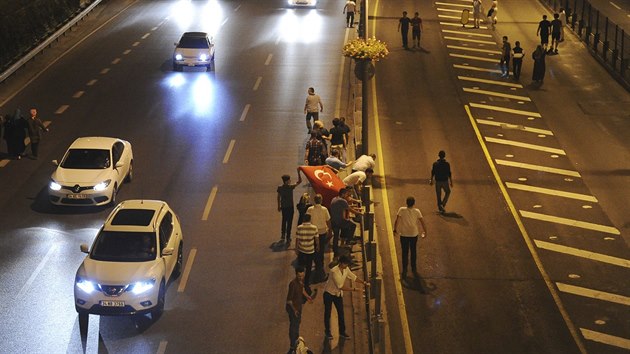 Lid v ulicch Istanbulu protestuj proti pokusu o pevrat (16. ervence 2016).