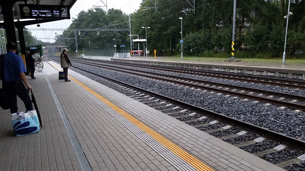 Vodicí linie pro nevidomé na nádraží v Praze - Klánovicích.