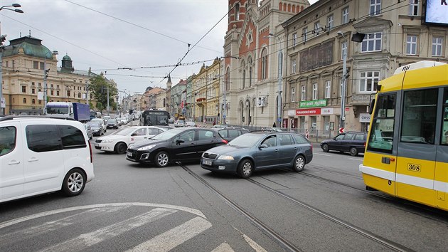 Kolony v centru Plzn. V sadech Ptatictnk zaala oprava autobusovch zastvek a vodovodu.