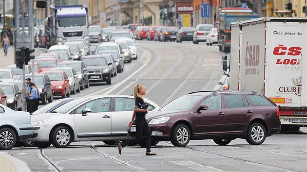 Kolony v centru Plzn. V sadech Ptatictnk zaala oprava autobusovch zastvek a vodovodu.