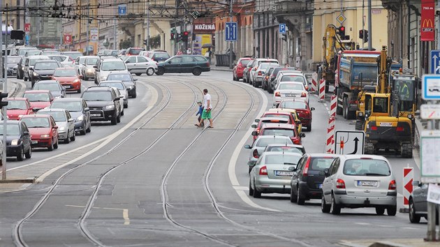 Kolony v centru Plzn. V sadech Ptatictnk zaala oprava autobusovch zastvek a vodovodu.