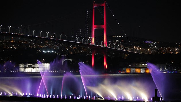 Bosporský most v Istanbulu se oblékl do barev francouzské trikolory. (15....