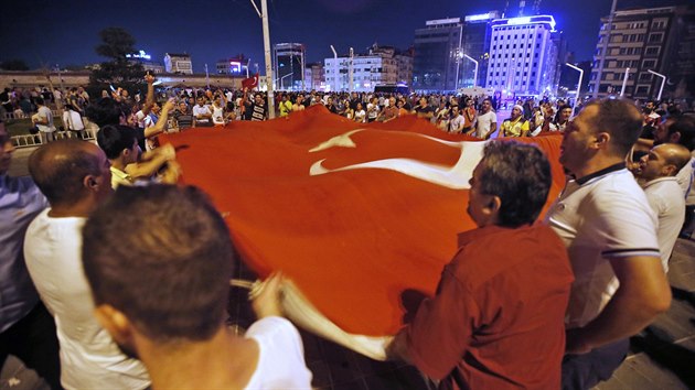 Pznivci tureckho prezidenta Erdogana vyli do ulic Istanbulu na protest proti pokusu o vojensk pevrat. (16. ervence 2016)