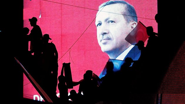 Pznivci prezidenta Erdogana na provldn demonstraci v Ankae. (17. ervence 2016)