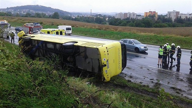 Autobus s dětmi se převrátil u Písku na výpadovce na České Budějovice.