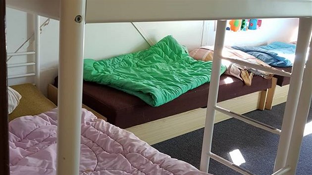 Pokoje na snímcích neměly povlečené postele. Podle hygieniků byly prázdné, protože se nepoužívají.