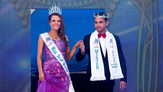 Publikum na Piaristickm nmst v eskch Budjovicch sledovalo v pondl veer mdn show finalist svtov soute Miss & Mister Deaf World pro neslyc. Titul Miss Deaf World 2016 si odnesla pvabn Janie Erasmusov z Jihoafrick republiky a mezi mui vyhrl Kevin Petit z Francie.