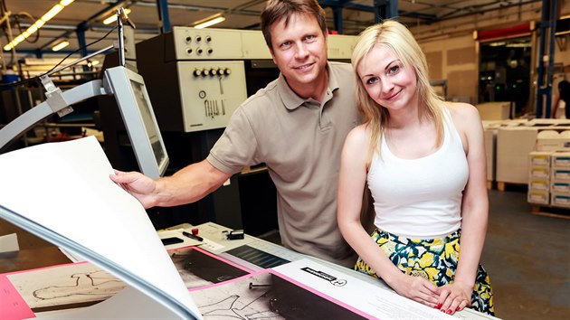 Hany Žáčková s šéfem tiskárny Robertem Helbichem. Vedle nich kalendář, který získal ocenění v European Design Awards.