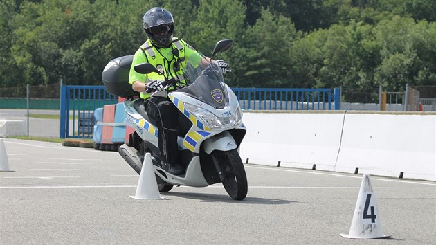 Motocyklov zvodnk Karel Abraham uil brnnsk strnky, jak ovldat sktr. (18.7.2016)