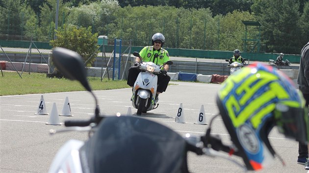 Motocyklov zvodnk Karel Abraham uil brnnsk strnky, jak ovldat sktr. (18.7.2016)