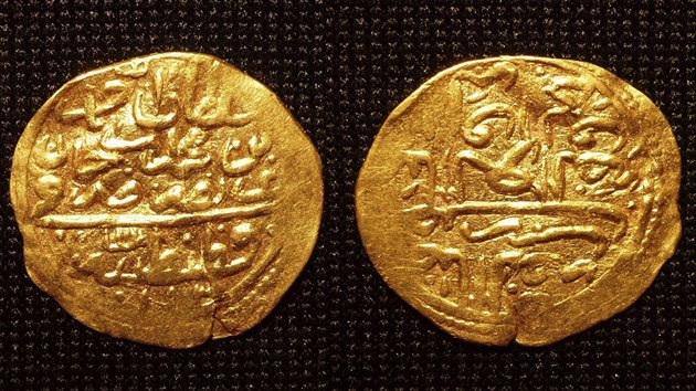 Nalezen zlat osmansk mince raen v letech 1603 a 1617.