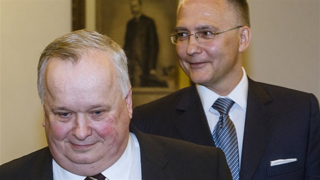 Premiér Bohuslav Sobotka představil na jednání sněmovního výboru pro bezpečnost kandidáta na nového šéfa BIS Michala Koudelku (vpravo), který nahradí Jiřího Langa (vlevo) (14. července 2016).