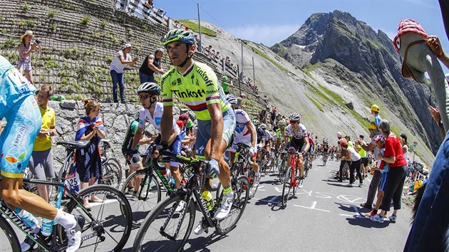 Roman Kreuziger bhem osm etapy Tour de France. Vedle nj v blm dresu nejlep cyklista do 25 let Adam Yates.