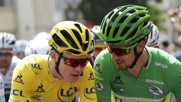 TO JSME JIM TO VČERA NATŘELI, CO? Chris Froome s Peterem Saganem v debatě před startem 12. etapy Tour de France.