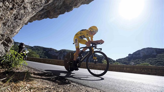 Chris Froome na trati asovky ve tinct etap Tour de France.