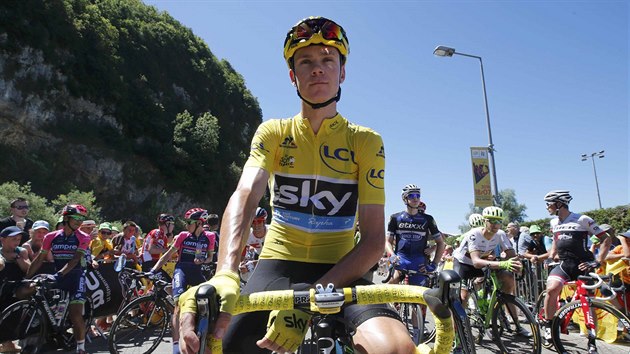 Chris Froome na startu 16. etapy Tour de France. Za nm v modrm dresu Petr Vako z Etixxu.