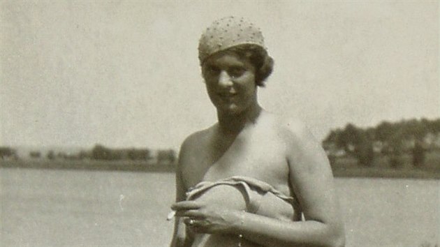 Alice hrabnka Haugwitzov. Dmsk plavky byly ve 30. letech odvnj, dve se koupalo v atech.