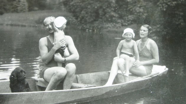 Zámecký pán s rodinou a kokrem Gipsym plují po svém rybníku.
