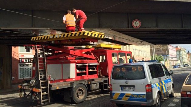 V Ndran ulici na praskm Smchov pokodil kamion trolej (18.7.2016).