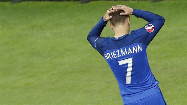VELKÉ ZKLAMÁNÍ. Předchozí snímky zachycovaly Antoina Griezmanna především, jak slaví. Vždyť dal šest gólů, stal se nejlepším střelcem Eura. Jenže ve finále už se neprosadil, a i proto Francie na titul nedosáhla.