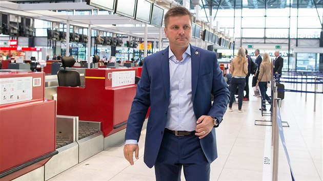 Slávistický trenér Dušan Uhrin na ruzyňském letišti před odletem ke 2. předkolu Evropské ligy
