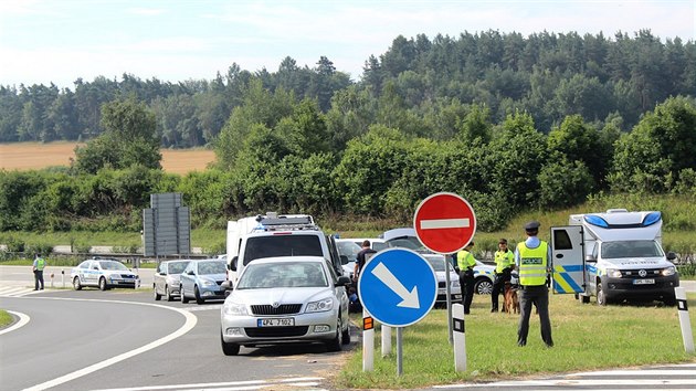 Policist na dlnici D5 u Hemanovy Huti zastavili dodvku s benci z Irku. Vozidlo smovalo na hranin pechod Rozvadov. (11. ervence 2016)