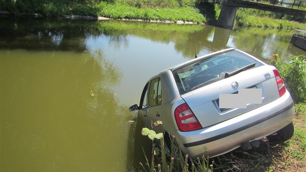 Auto sjelo do Baova kanlu z cyklostezky u obce Spytihnv na Zlnsku.