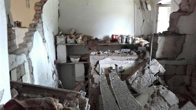 V nedli krtce dolo v rodinnm dom v obci Podbrdy na Berounsku k vbuchu propan-butanov lhve. Sutiny zavalily dva obyvatele domu (11.7.2016)