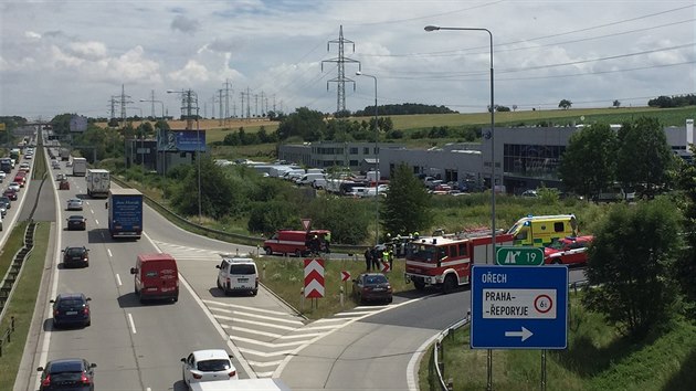 Na Praskm okruhu nedaleko obce Oech dolo ve stedu okolo poledne k nehod dvou aut (13.7.2016)