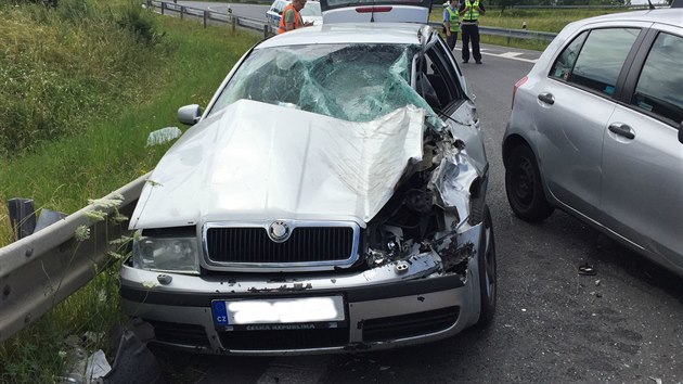 Na Pražském okruhu nedaleko obce Ořech došlo ve středu okolo poledne k nehodě dvou aut (13.7.2016)