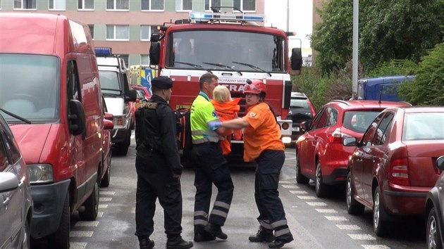 Hasii ve tvrtek podveer zasahovali u poru bytu v panelovm dom na Chodov. Evakuovali celkem deset lid vetn dvou malch dt (15.7.2016)