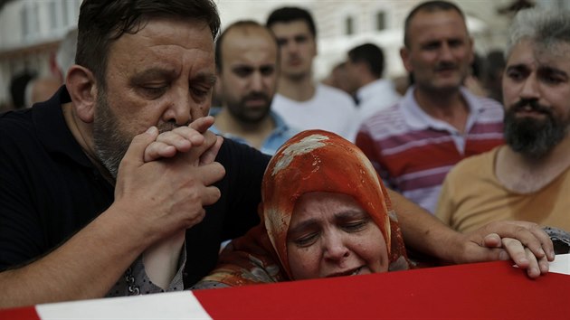 Píbuzní truchlí u rakve jednoho z mu, kteí v Istanbulu zemeli bhem...