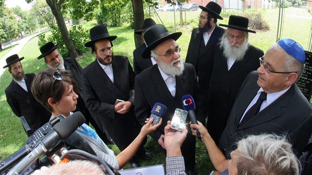 Na bývalý židovský hřbitov v Prostějově přijeli rabíni z celého světa, aby podpořili úsilí o prohlášení hřbitova za kulturní památku. Radnice je totiž ostře proti.