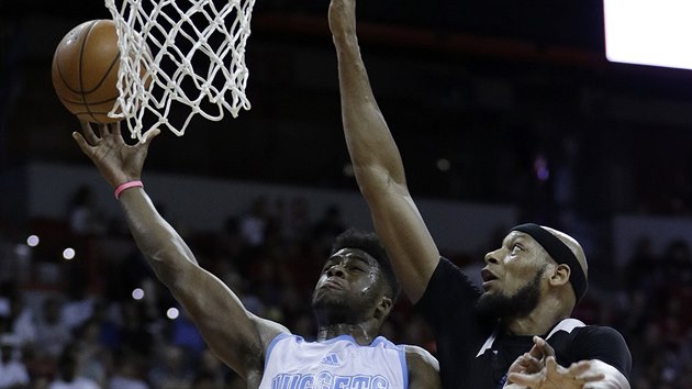 Summer League NBA: Adreian Payne (vpravo) z Minnesoty fauluje Emmanuela Mudiaye z Denveru.