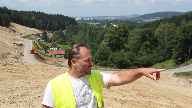 Zmnn krajina mezi Libercem a Jabloncem. Na snmku editel stavby Jan Wohlmuth.